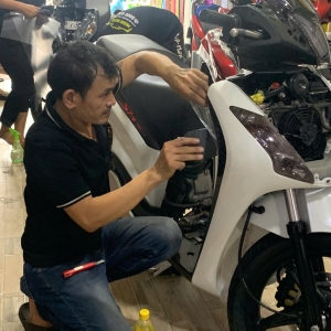 tiem-dan-keo-xe-hoang-decal-tan-phu-dong-hanh-cung-xe-cua-ban